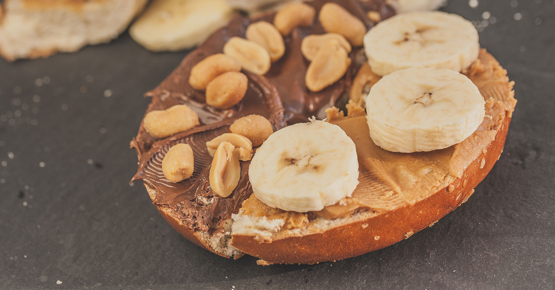 Prepara unos bagels de chocolate y granola