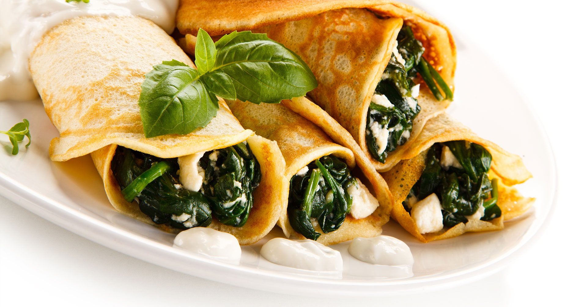 Crepas de avena rellenas de queso y espinaca