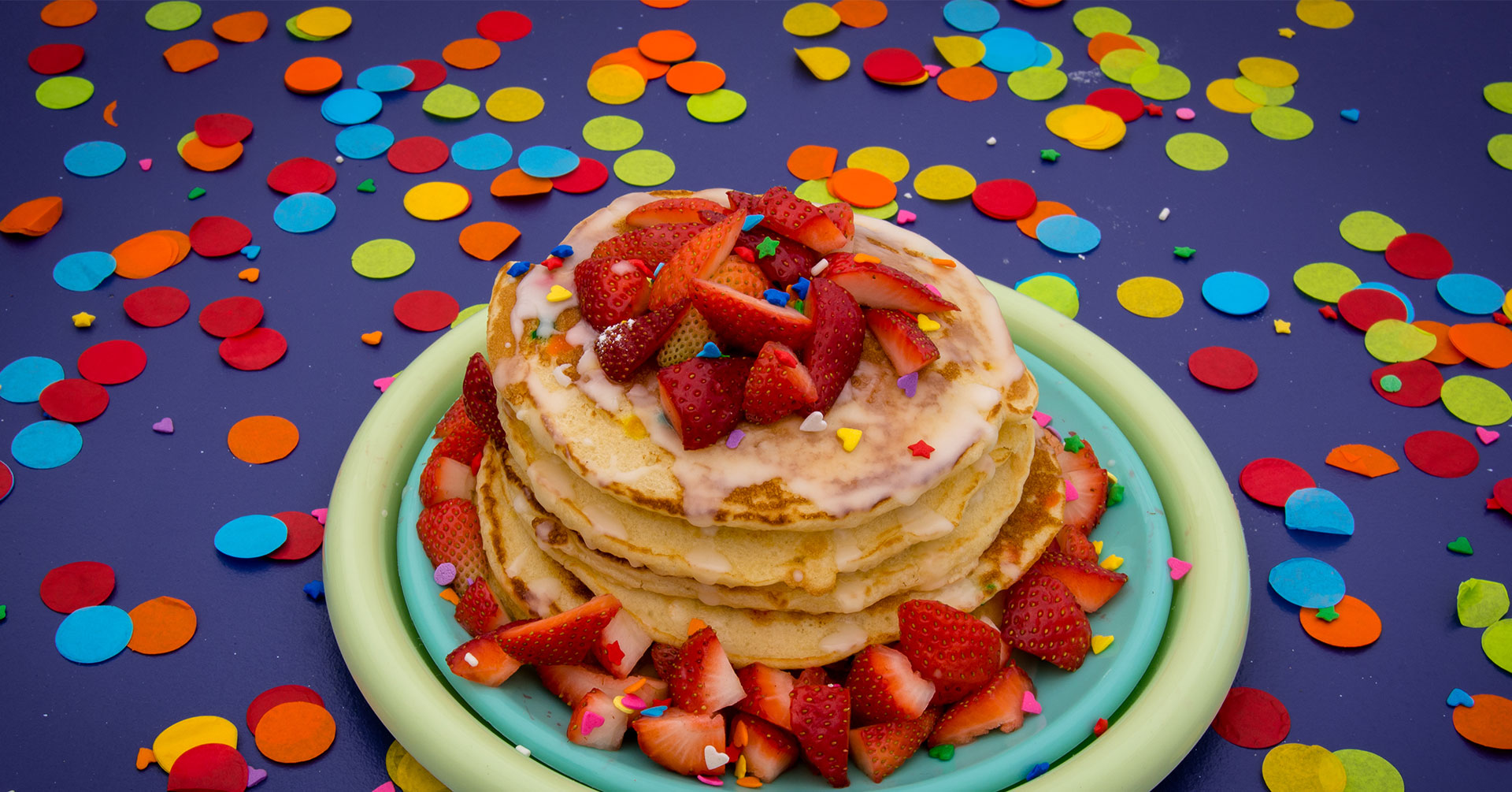 Deliciosos hot cakes de avena con chispitas de colores