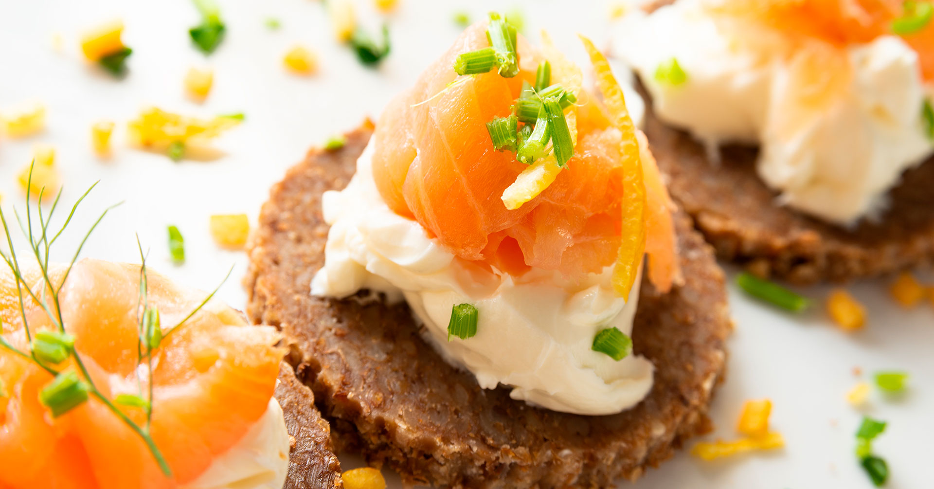 Canapés de avena con queso de cabra y salmón
