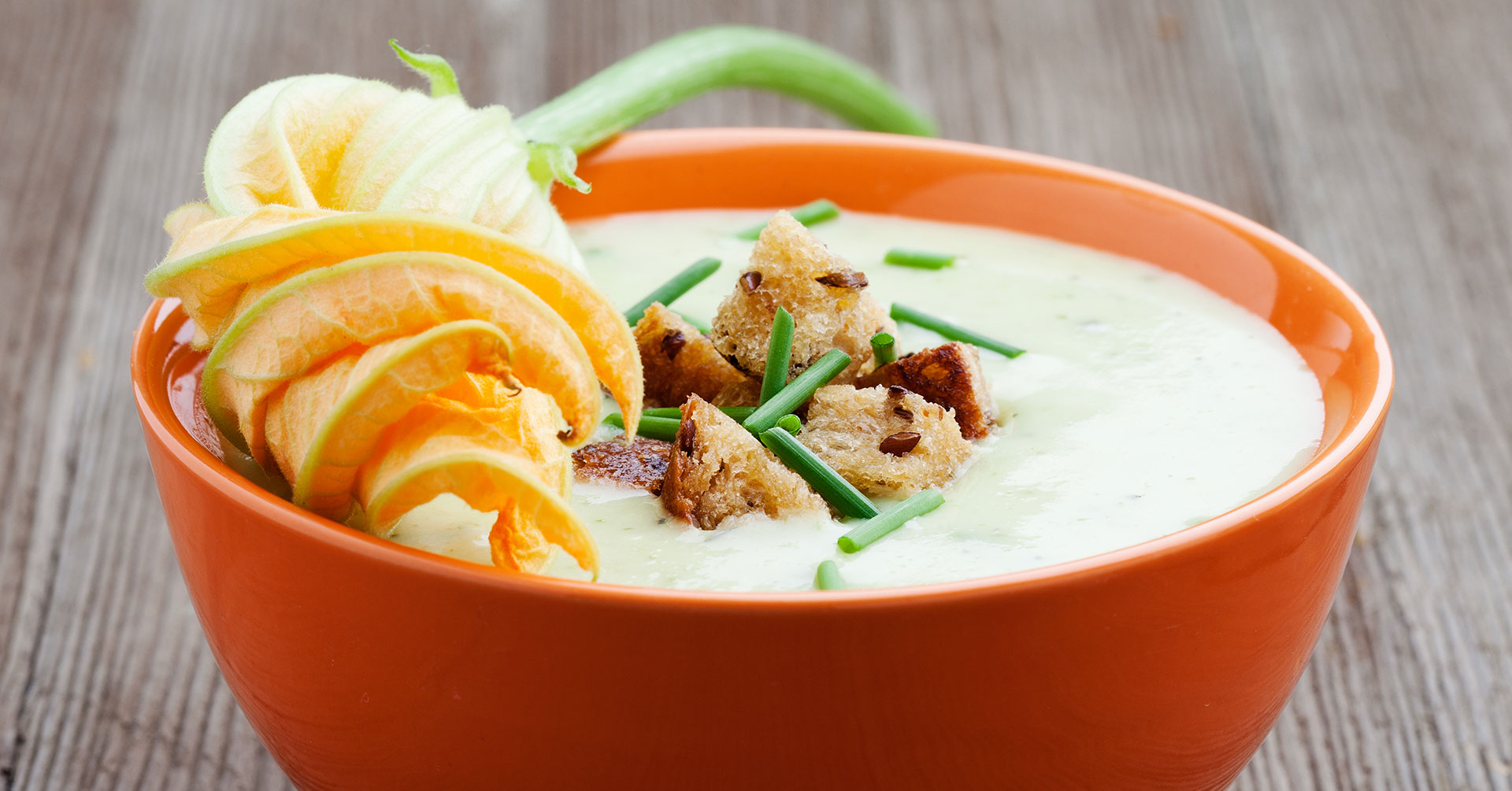 Sopa de avena y flor de calabaza