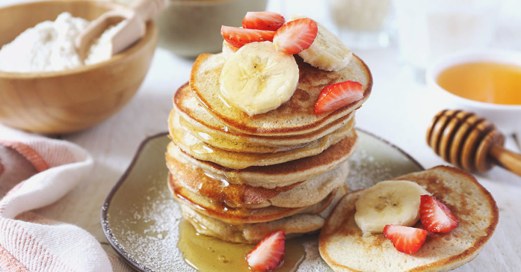 Imagen hot cakes de avena, plátano y fresas 