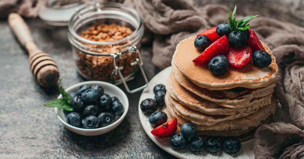 Imagen hot cakes de granola con frutos rojos 