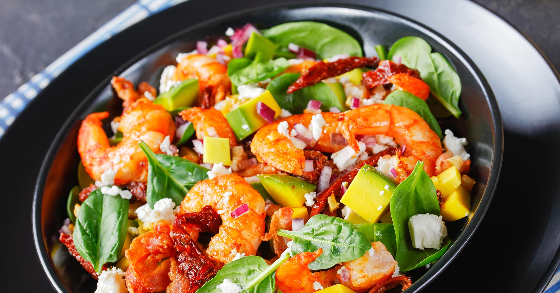 Ensalada de camarón con granola