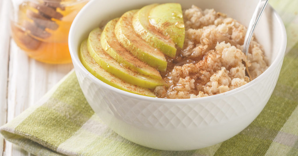 Imagen porridge de avena, manzana y canela