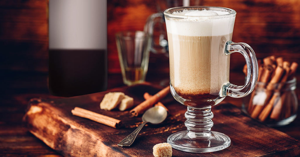 café caliente en taza de café irlandés