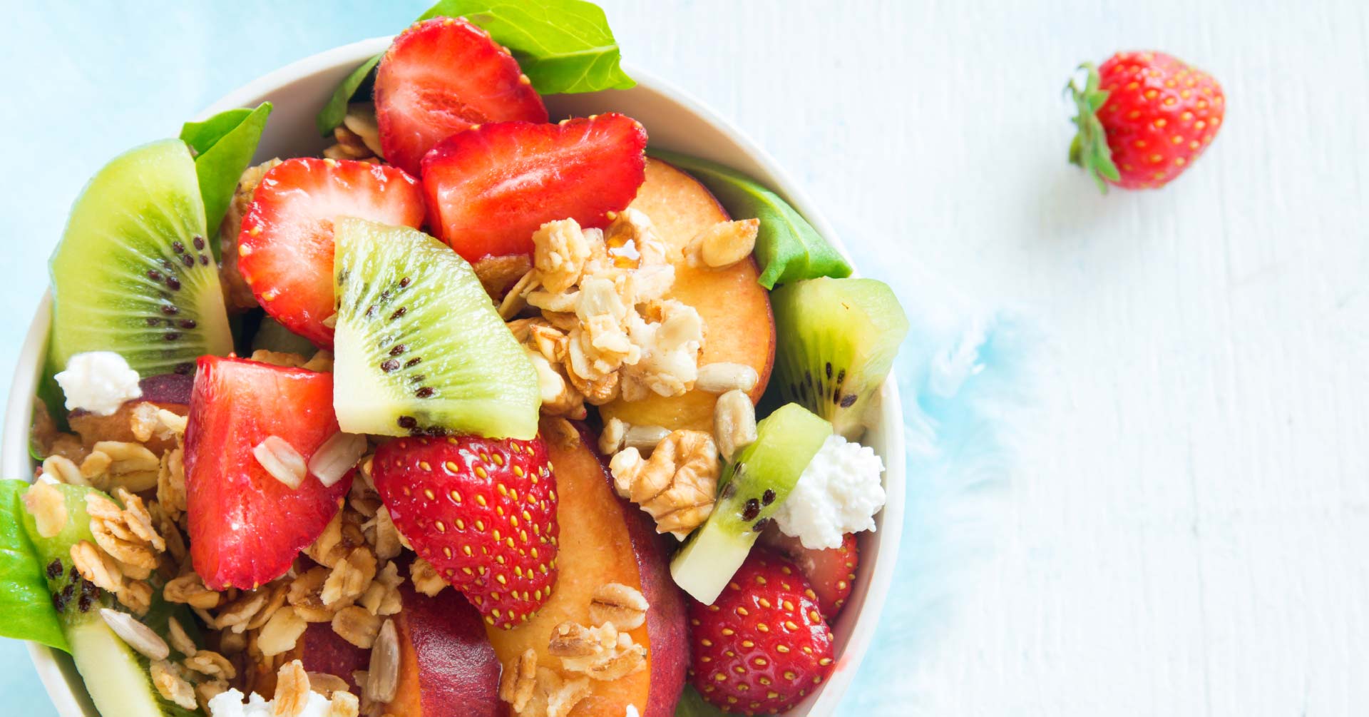 Ensalada de frutas tropicales con granola