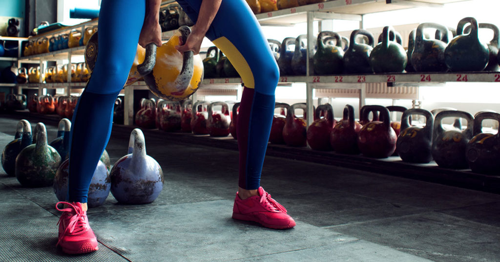 Imagen mujer haciendo swing kettlebell