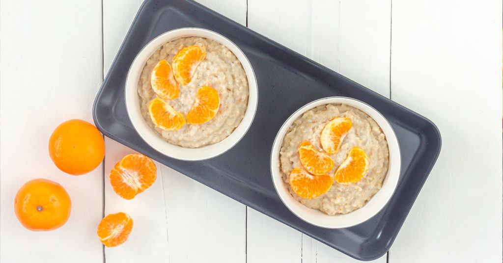 platos con porridge de avena instantánea y mandarina