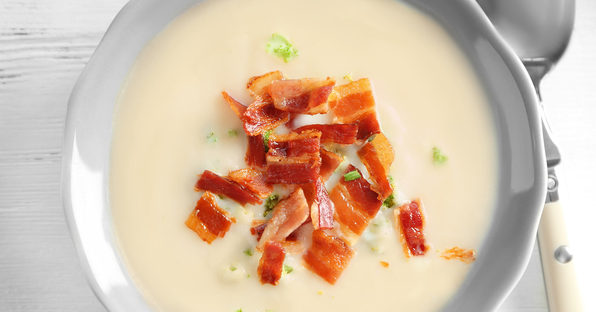 Sopa de avena con apio y tocino