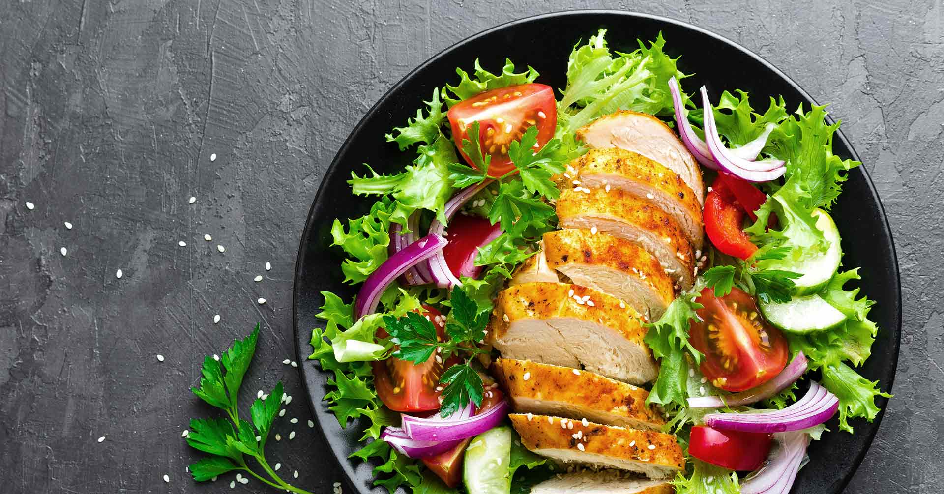 Ensalada de lechuga con pollo y nuez