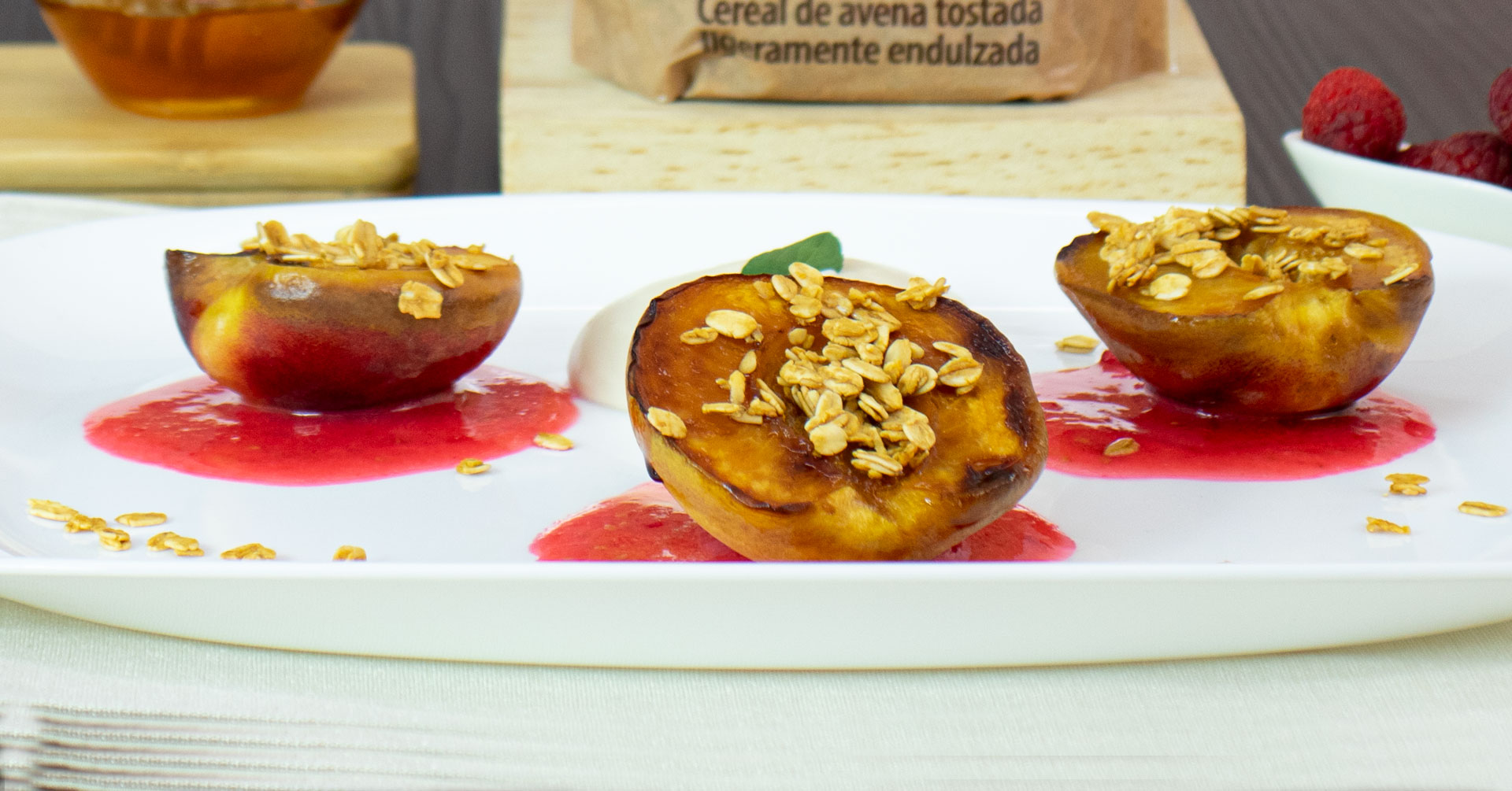 Duraznos con crema de vainilla y avena tostada