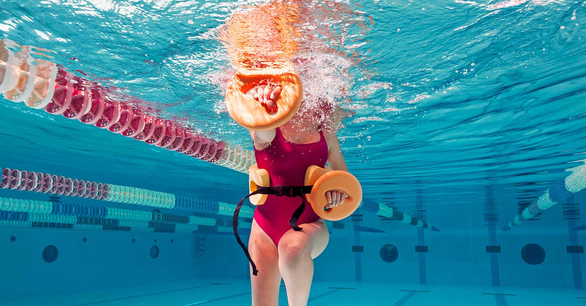 Ejercicios en el agua que puedes hacer para estar en forma