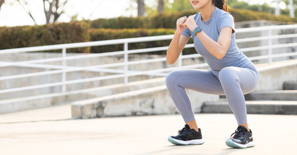 Imagen mujer haciendo sentadillas con peso corporal 