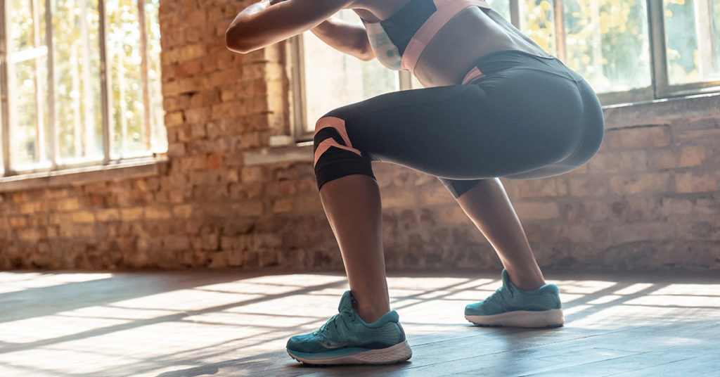 Imagen de mujer haciendo sentadilla con salto 