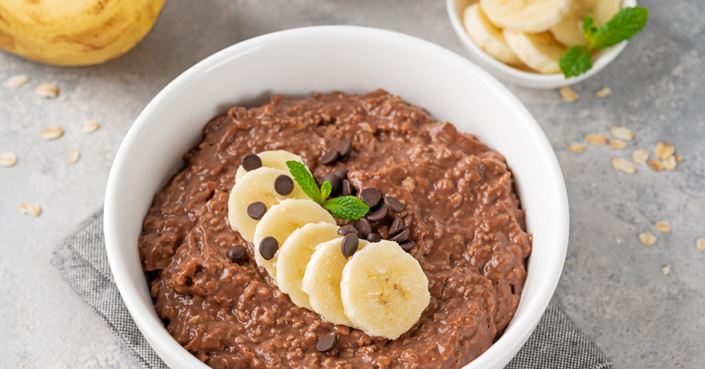 Imagen bowl de avena fría de pudín de chocolate