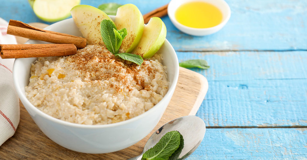 Imagen porridge de avena y manzana