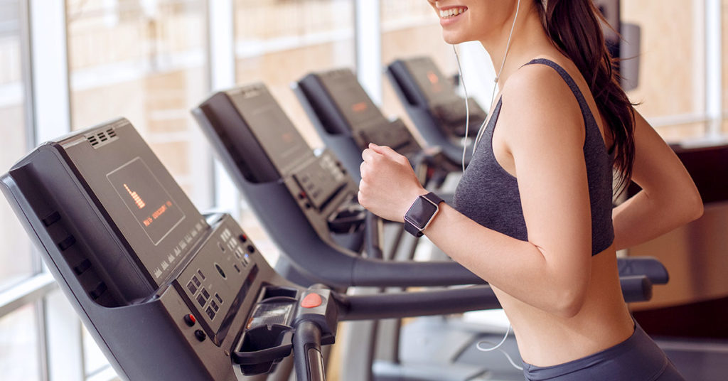 Imagen mujer haciendo ejercicio en una caminadora 