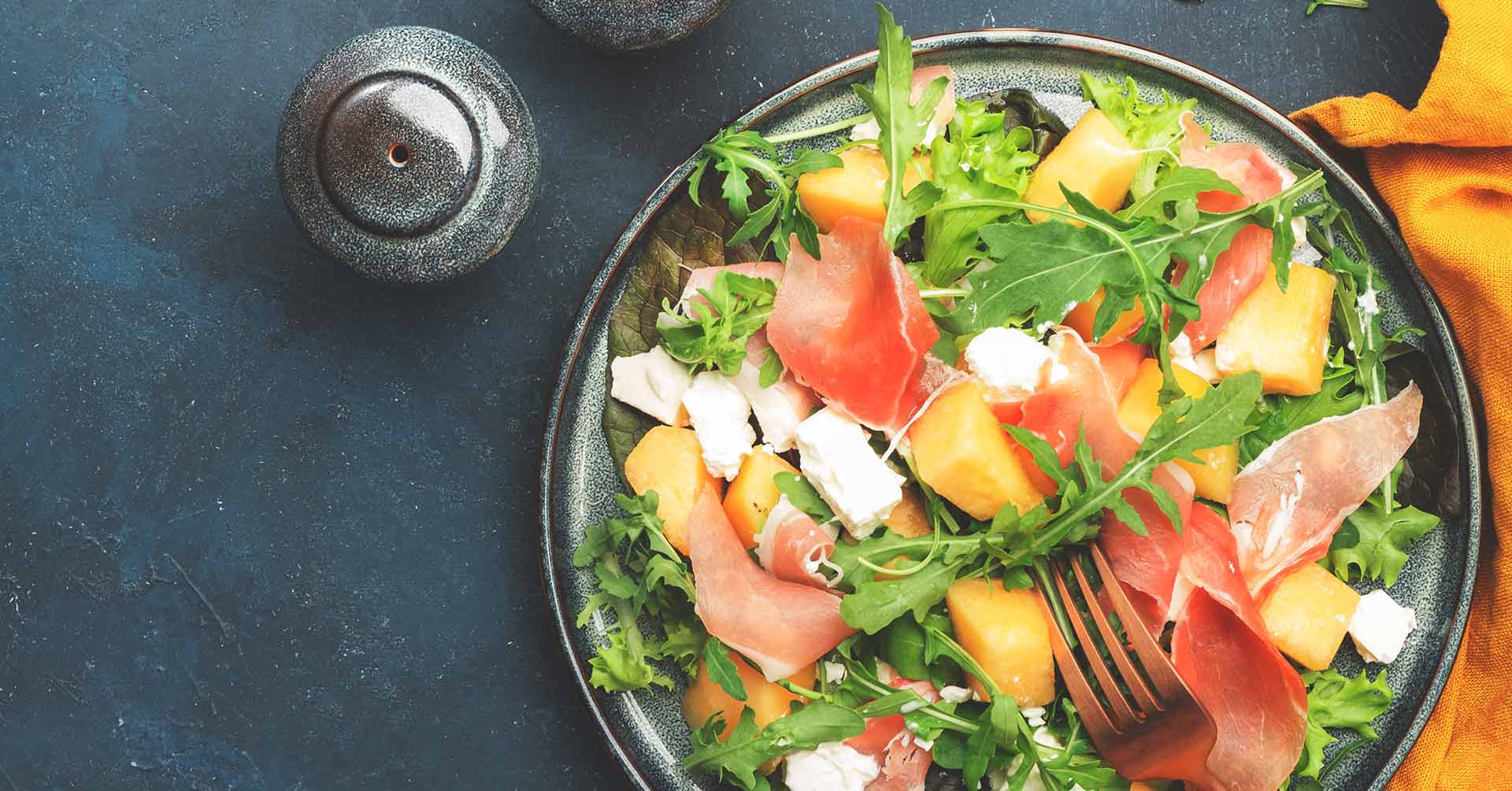 Ensalada de espinacas con melón y granola