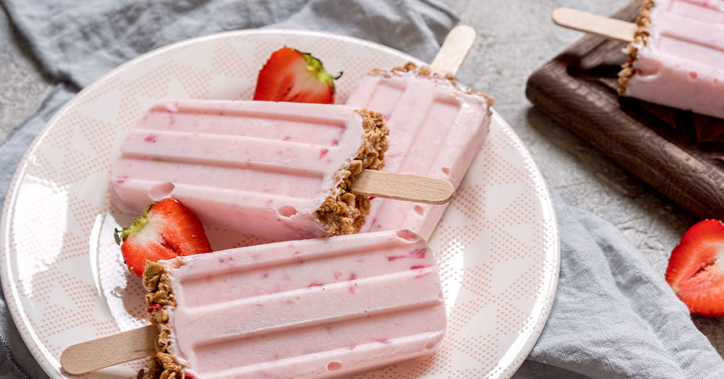 Imagen paletas heladas de fresas con granola 