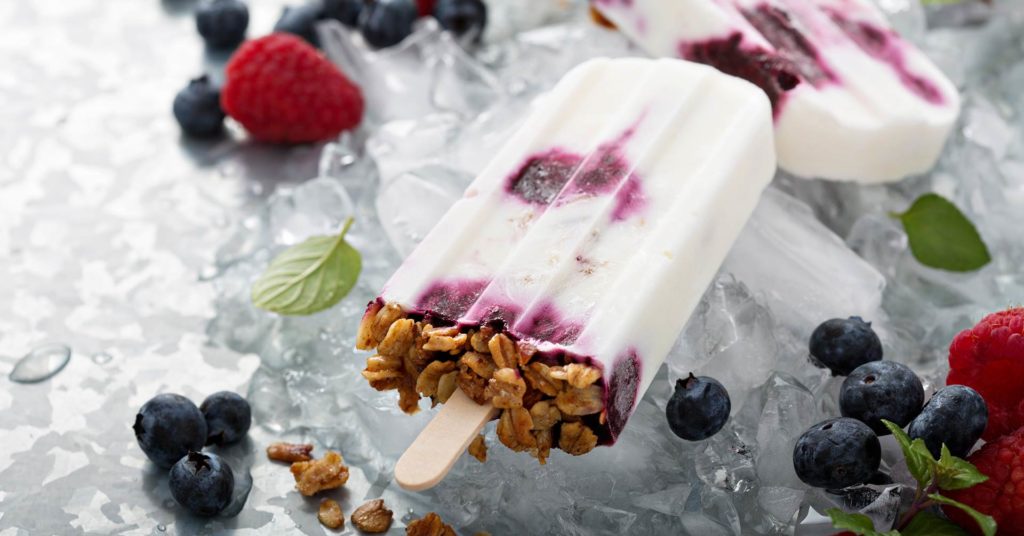 Imagen paletas de frutos rojos con granola 