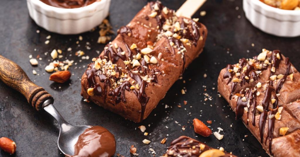 Imagen de paletas heladas con chocolate y granola 