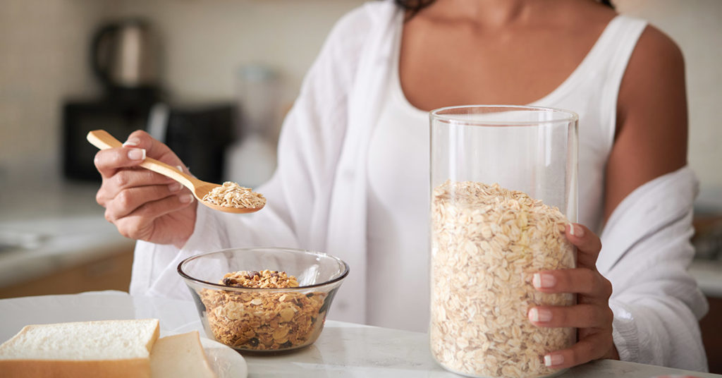 Imagen mujer agregando avena a un bowl 