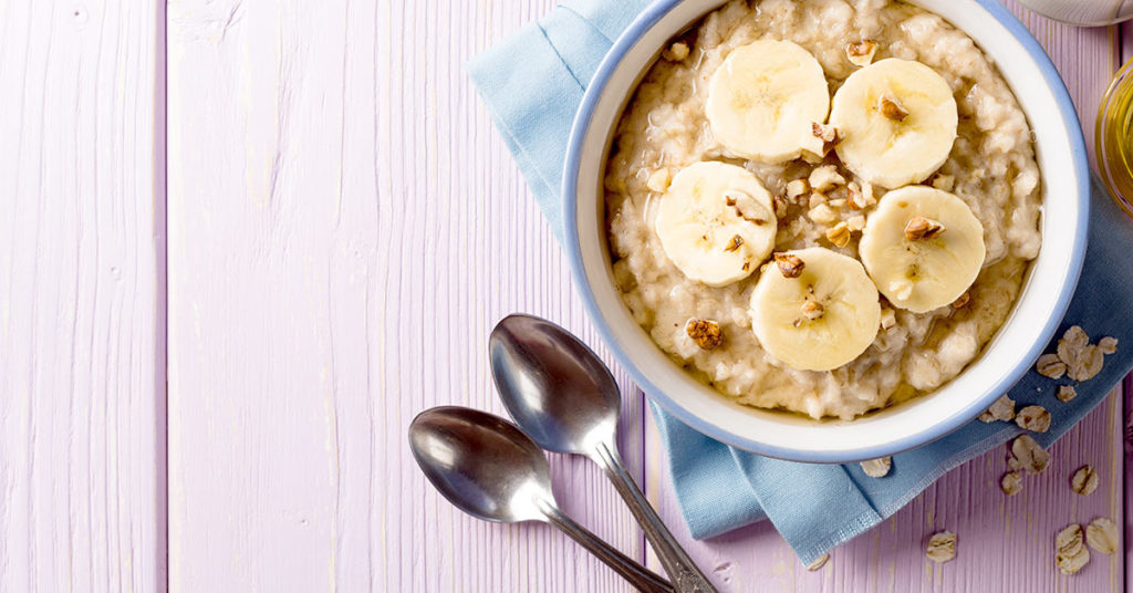 Imagen plato de avena en agua con plátano y nueces 
