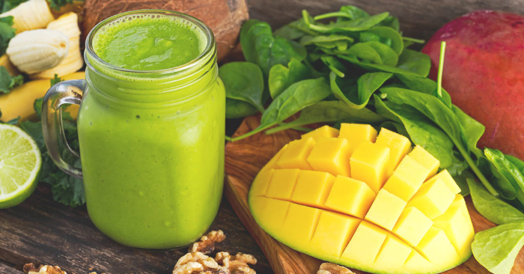 Imagen batido de mango con avena y espinacas 