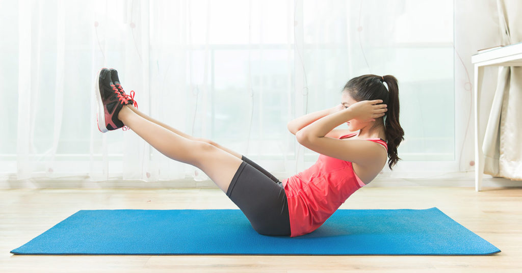 Imagen mujer haciendo elevación de piernas 