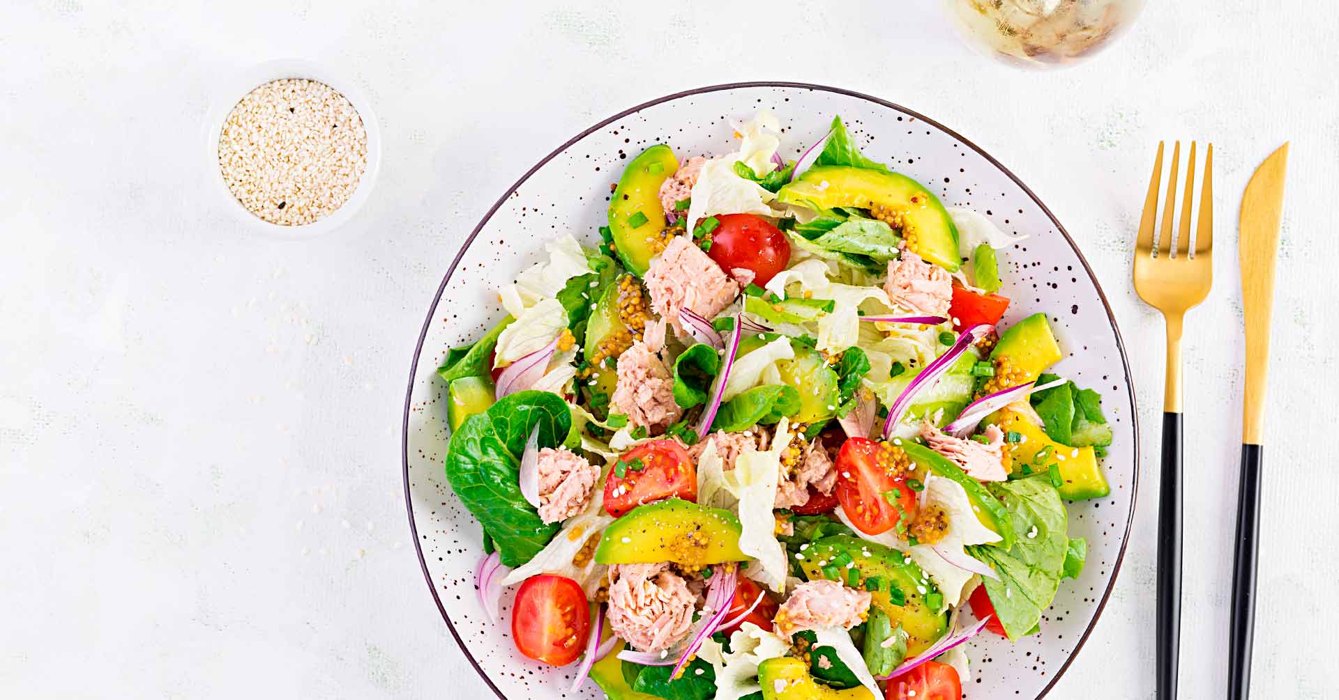 Ensalada de aguacate, atún y tomate con granola