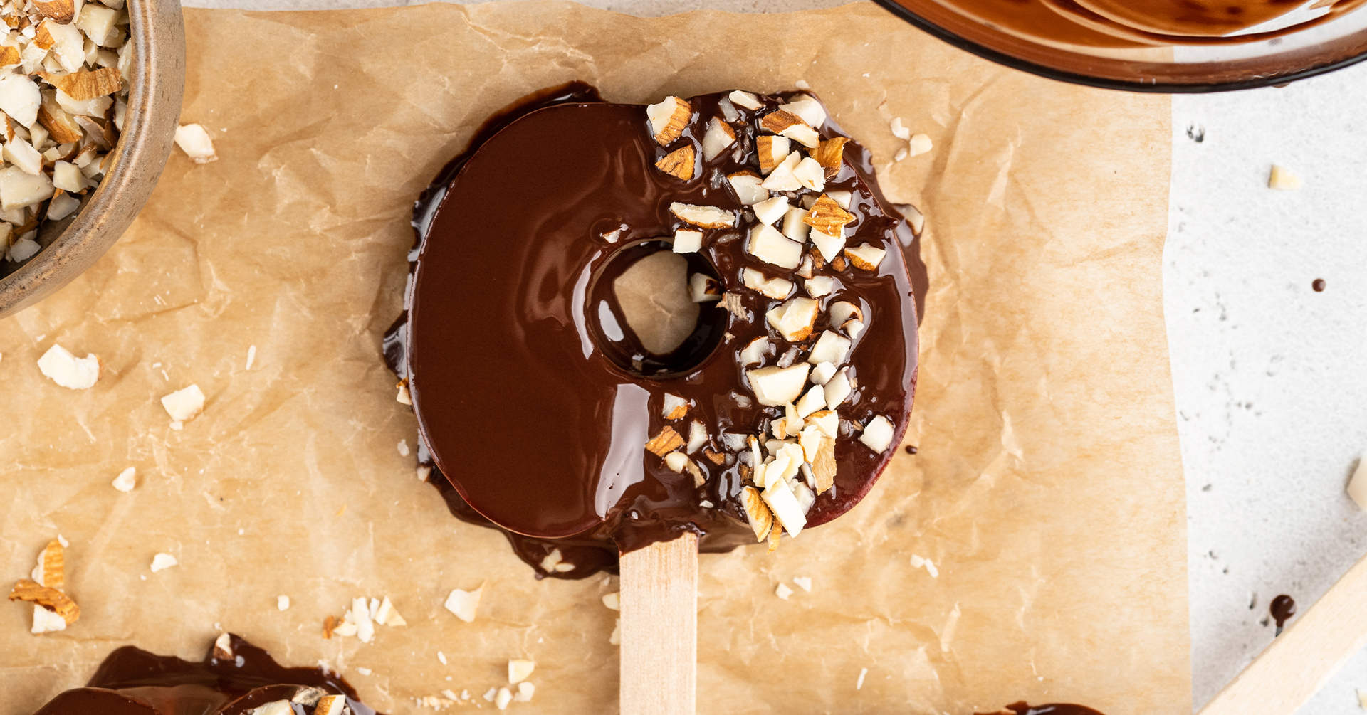 Donas de manzana con chocolate y granola