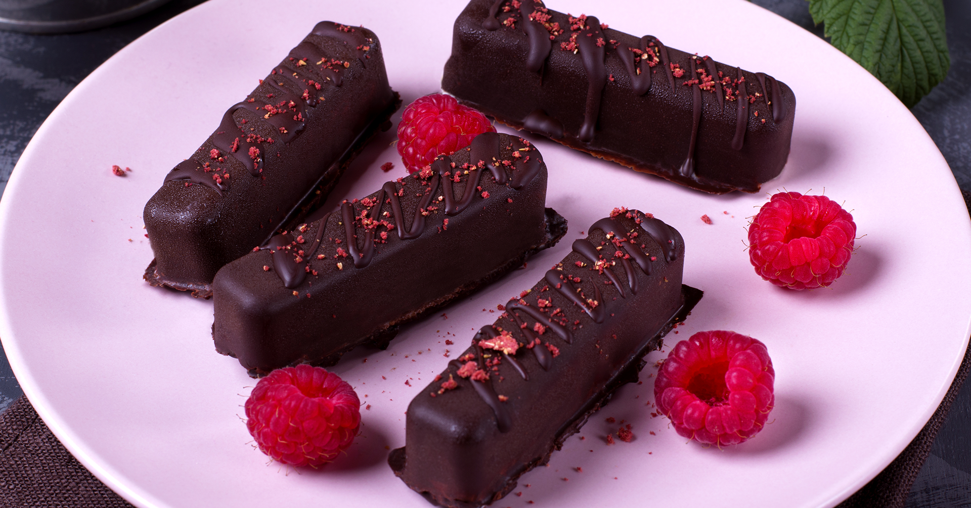 Pastel de avena con chocolate y fresas